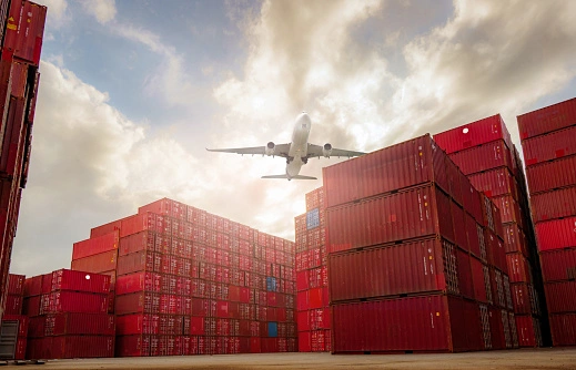 Sea containers and air cargo logistics